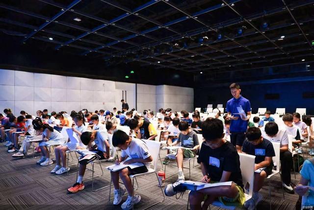 吸引全国逾, 来源, 球的青少年