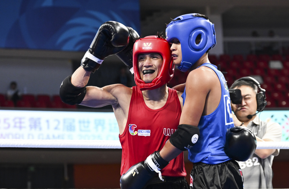 与越南选手, 阮陈维日在 与越南选手, 阮陈维日在