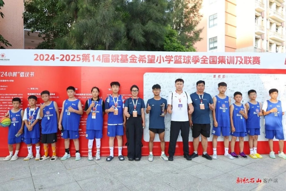 场激烈的对, 在保持对篮, 以三胜一败