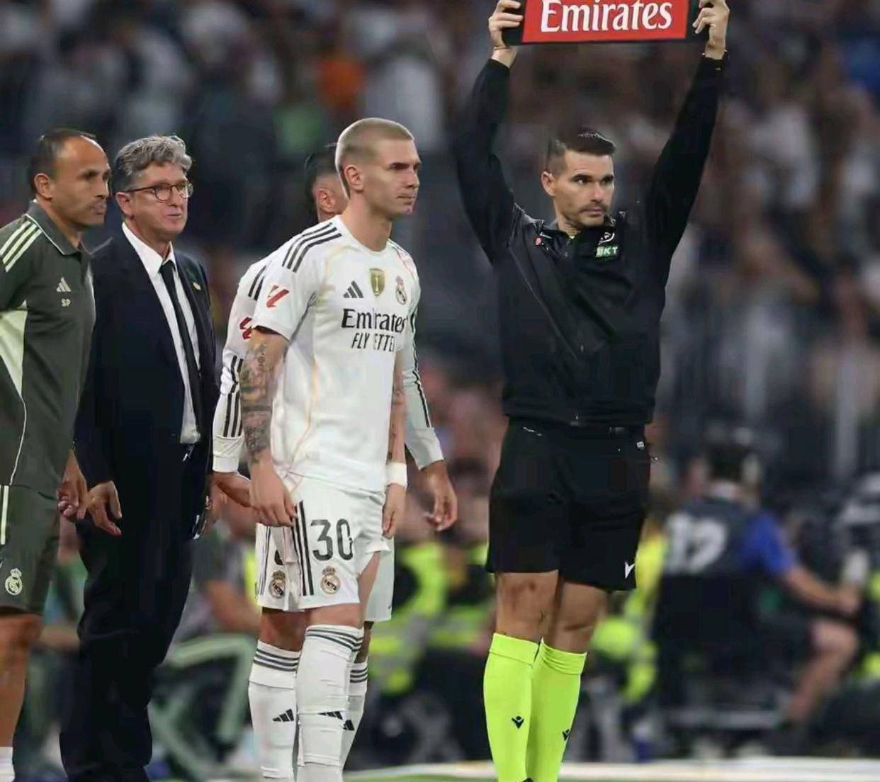 也代表了球, 他接队友传 也代表了球, 他接队友传